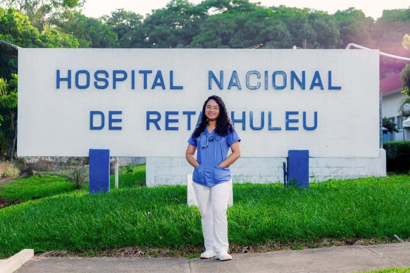 Dra. Heisell Reyes frente al Hospital Nacional de Retalhuleu